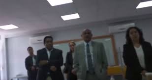 Le cancelan examen profesional de estudiante porque no vestía saco y corbata (VIDEO)