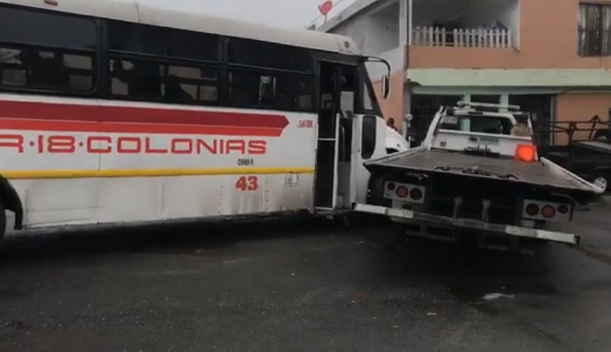 Fuerte accidente de transporte público en Saltillo deja a una mujer lesionada