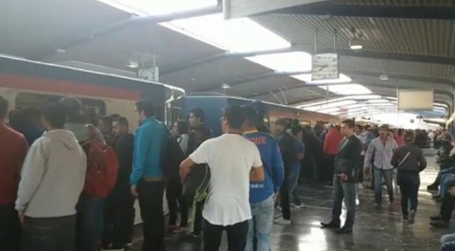 Se lanza jovencita a vías del Metro en Guadalupe, NL