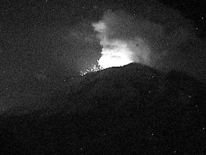 El Popocatépetl lanza fragmentos incandescentes tras explosión