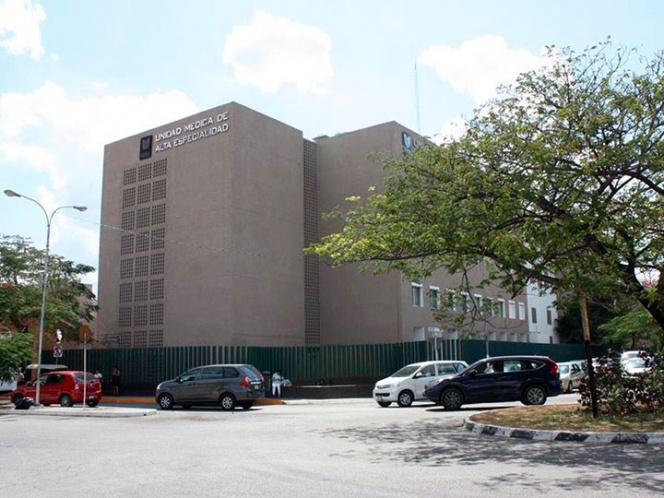Realizan en IMSS exitosa operación a bebé con órganos fuera del abdomen
