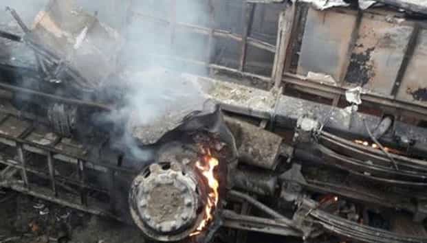Vuelca y se incendia autobús en India; 27 muertos