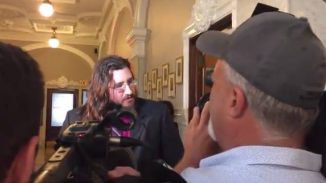 Juez ordena a hombre de 30 años salir de casa de sus padres