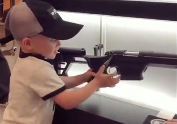 VIDEO: Niño de cuatro años muestra cómo utilizar un rifle (VIDEO)