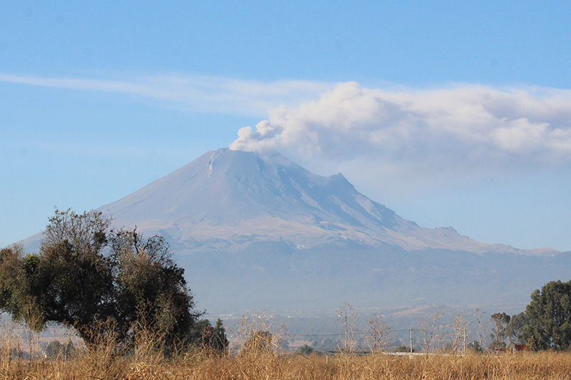 Popocatépetl emite 49 fumarolas con vapor de agua y gas