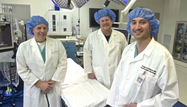 Extirpan enorme tumor de 60 kg del abdomen de una mujer