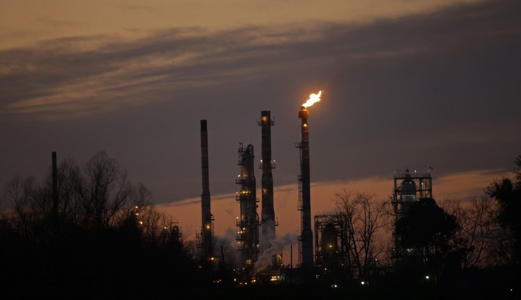 Precios del crudo inician la semana al alza