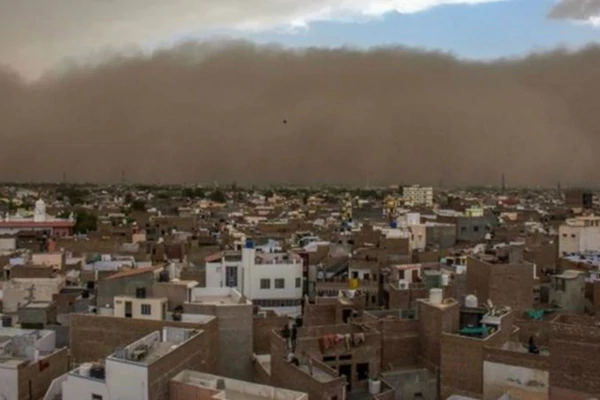 Tormentas de polvo en el norte de India dejan 77 muertos