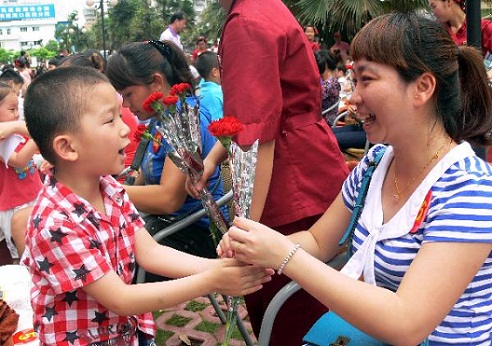 Madres chinas suspiran en su día por regalos electrónicos