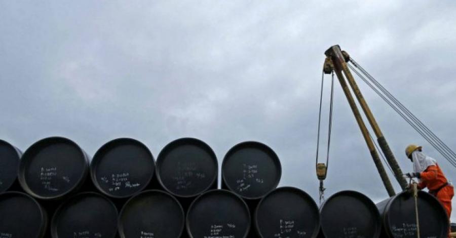 Precios del petróleo caen ante aumento de inventarios de crudo de EUA