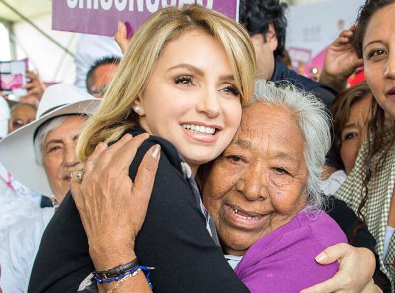 Angélica Rivera de Peña felicita a madres mexicanas en su día