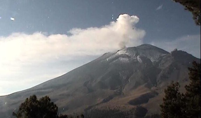 Popocatépetl emite 46 fumarolas con ligeras cantidades de ceniza