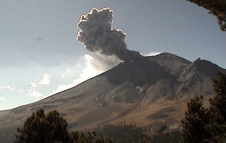 Popocatépetl emite 62 fumarolas con vapor de agua y gas