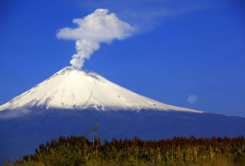 Popocatépetl amanece nevado y con fumarola