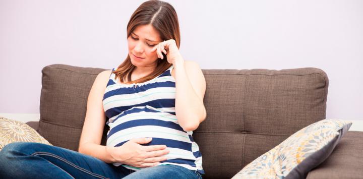 Trastornos hormonales afectan la piel durante embarazo y menopausia