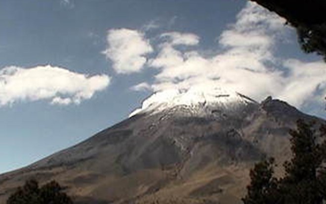 Popocatépetl emite 99 fumarolas con vapor de agua y gas
