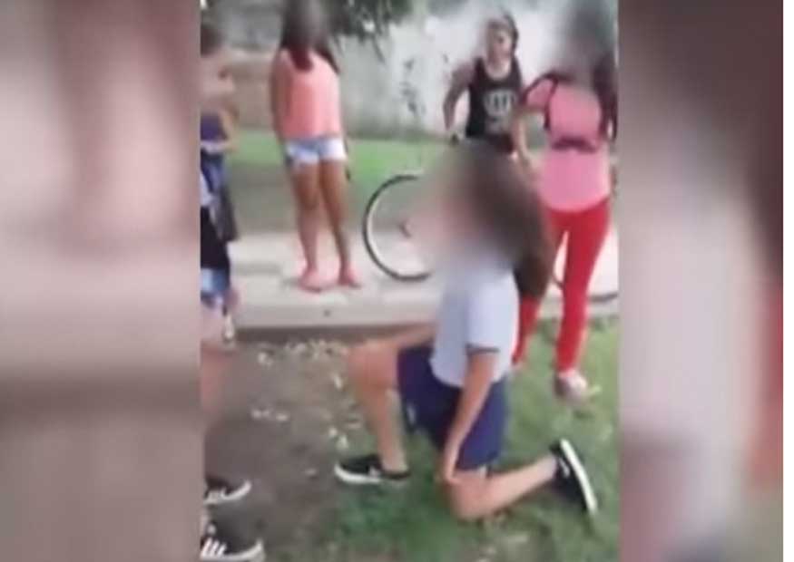 Niña hace que compañera le pida perdón de rodillas y luego la golpea (VIDEO)