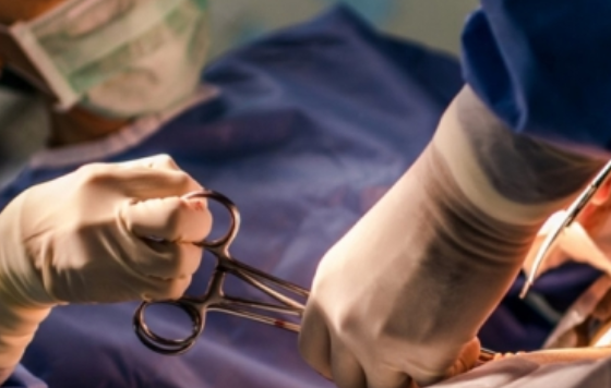 Médicos del IMSS retiran tumor de 15 kilos a una joven