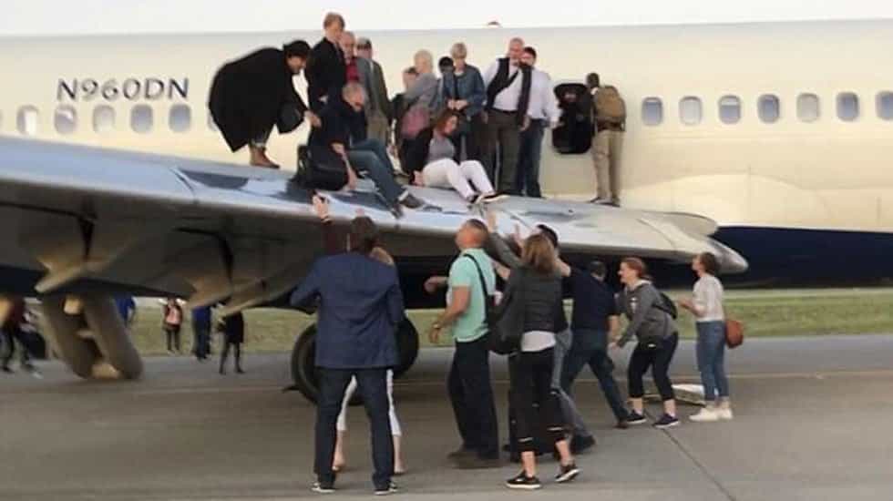 Pasajeros abandonan avión por las ventanas por humo en la cabina