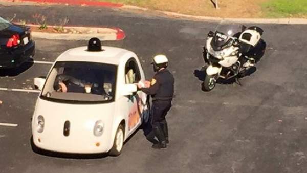 Agente de policía de California intenta multar un coche de Google por ir demasiado lento
