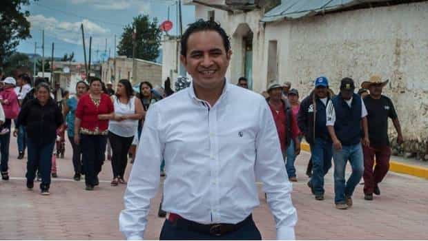 Alcalde panista deja a su madre como encargada de despacho para buscar diputación