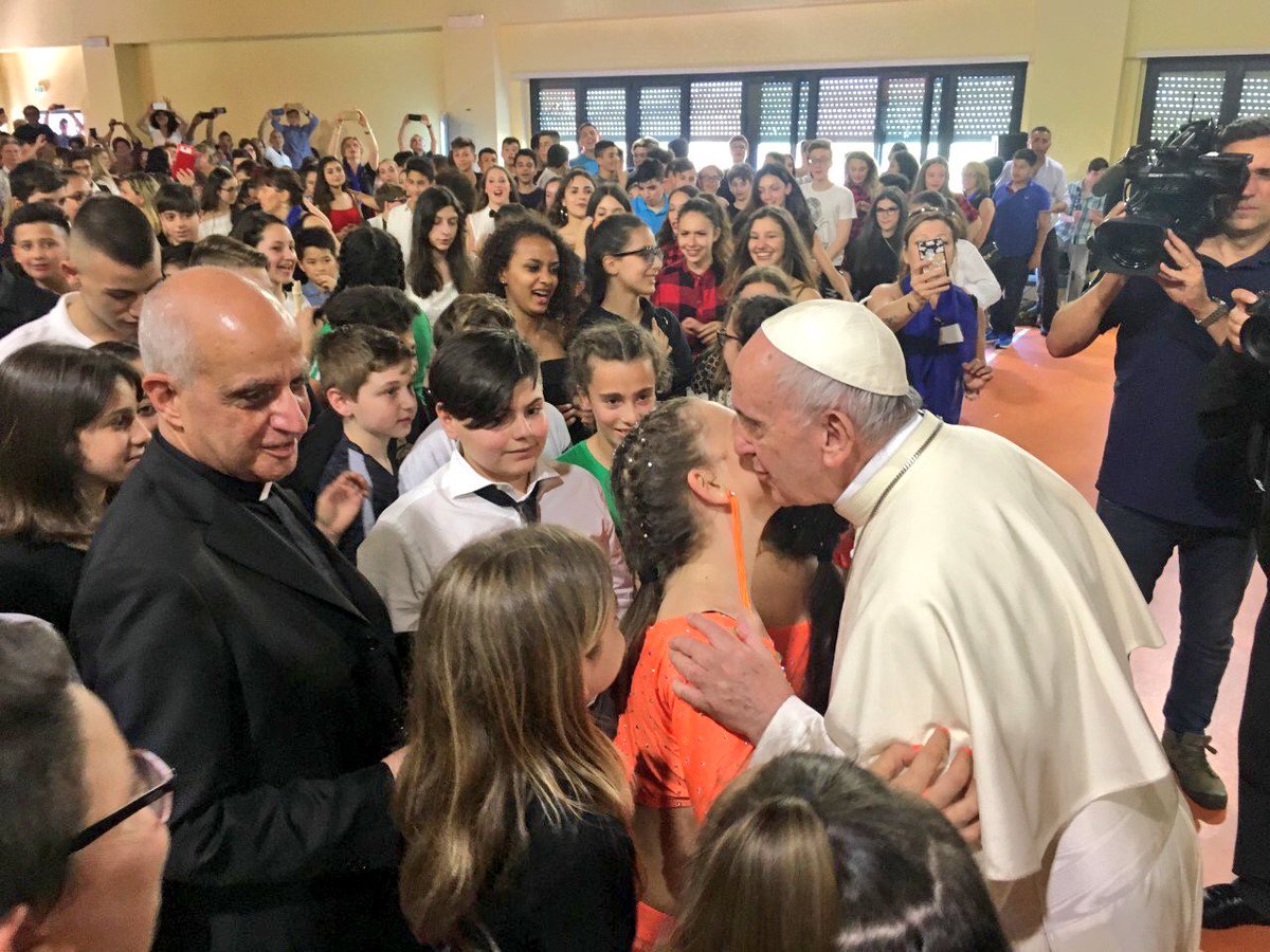 Aparece el Papa de sorpresa en escuela de la periferia romana