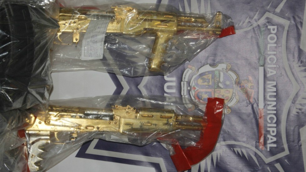 Aseguran armas bañadas en oro en Juárez