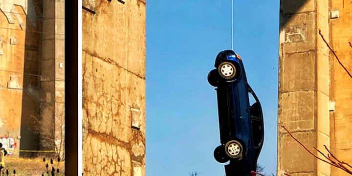 El misterio del auto que apareció colgado de un puente en Toronto