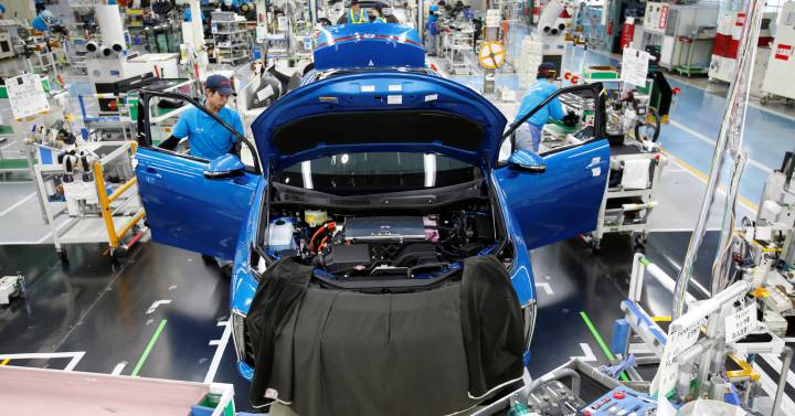 Trump ordena investigación de seguridad a importaciones de autos