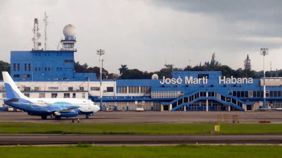 Se desploma avión en aeropuerto de La Habana