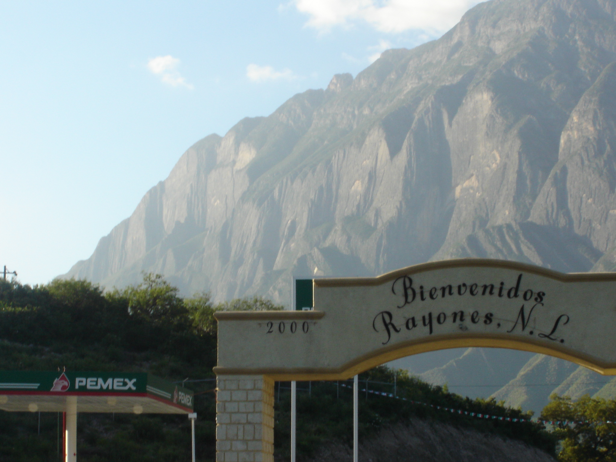 Muere una persona al caer vehículo a barranco en carretera a Rayones NL