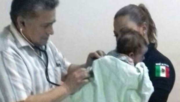 Rescatan a bebé encerrada en vehículo