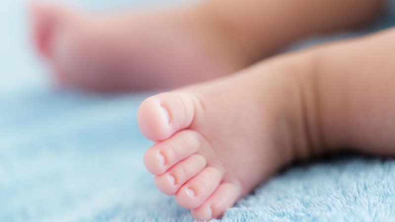 Mujer lanza olla de avena hirviendo a su sobrina de un año