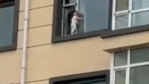 VIDEO: Bebé se desliza por una ventana del quinto piso de un edificio