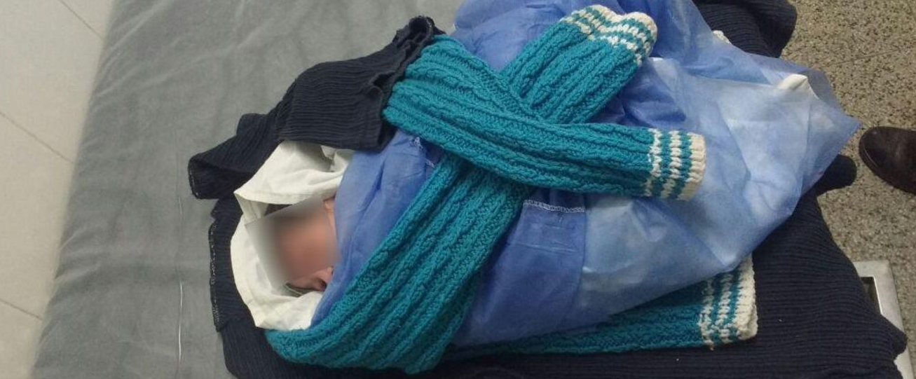 Abandonan a recién nacido en bote de basura