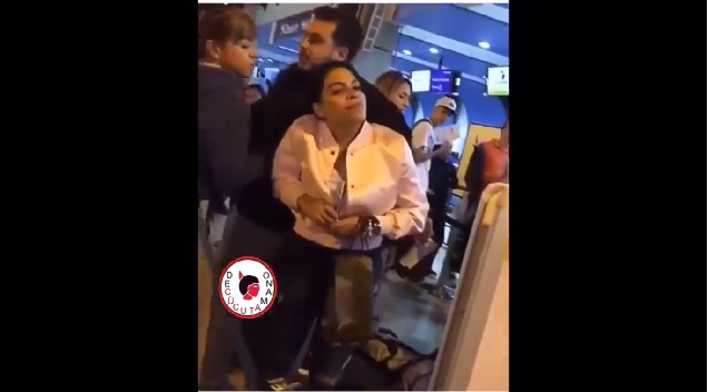 VIDEO: Mujer ‘ cacha’ a su esposo con su amante en aeropuerto; iban de vacaciones