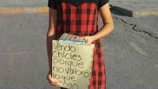 Mujer pone a vender chicles a su hija para que ‘valore lo que tiene’