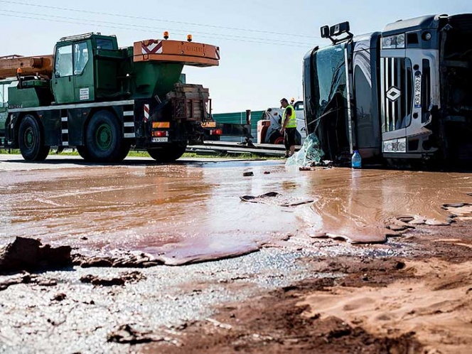 Vuelca pipa con chocolate y causa desastre pegajoso