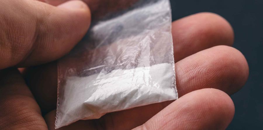 Niña de 6 años encuentra cocaína en la mochila de compañero de escuela