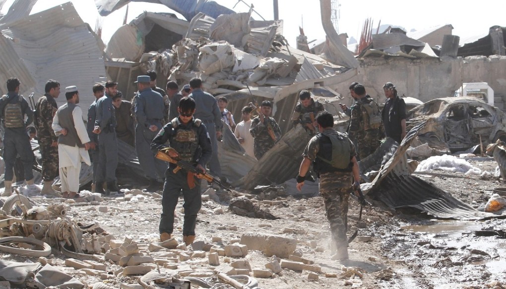 Coche-bomba en Afganistán deja 16 muertos y 38 heridos