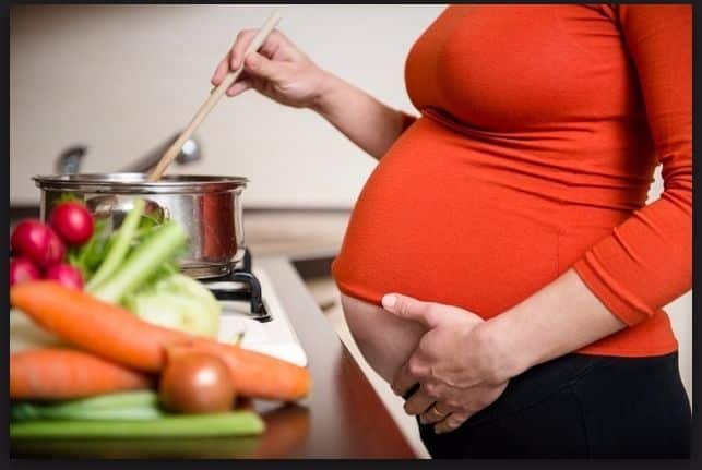 Mujeres que ingieren comida rápida tardan más tiempo en embarazarse