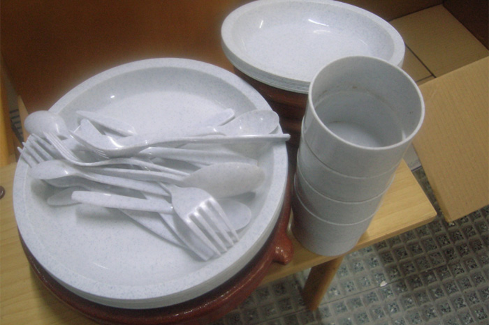 Europa prohibiría cubiertos y platos de plástico para reducir basura