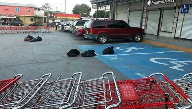 Tiran cuerpos embolsados en plaza comercial