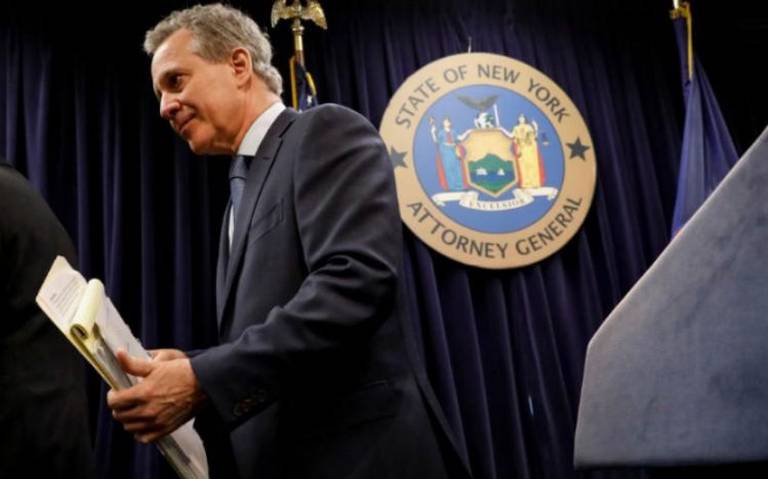 Dimite fiscal de Nueva York, acusado de violencia contra mujeres