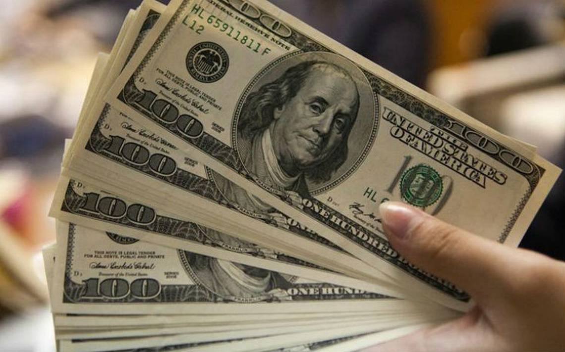 Promedia dólar en 18.77 pesos a la venta en el aeropuerto capitalino