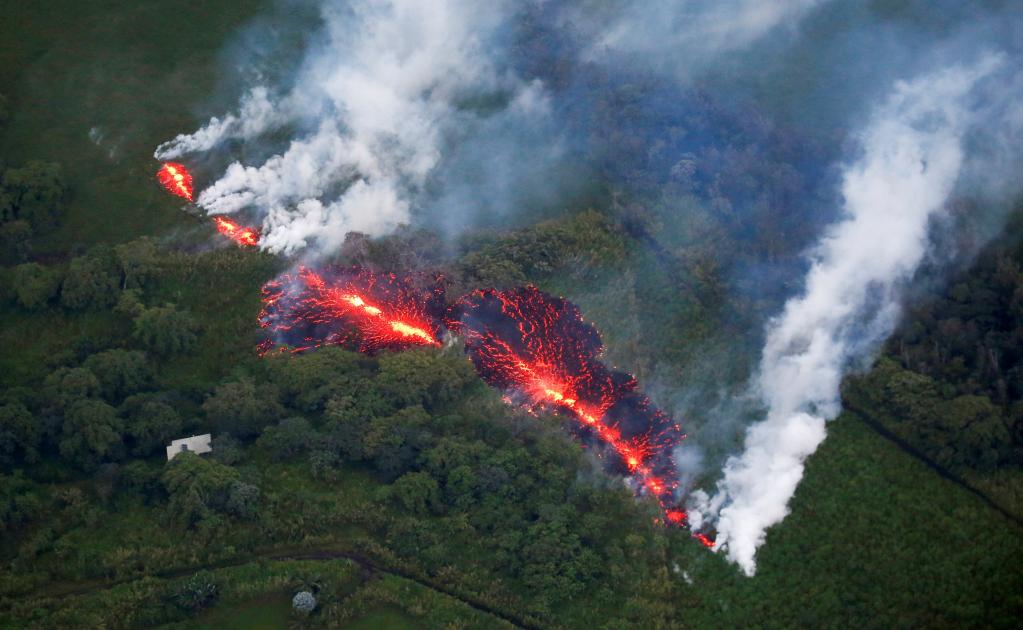 Surge nueva fisura en Hawaii; evacuan a otras 2 mil personas