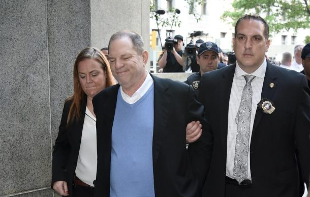 Se entrega Harvey Weinstein a autoridades de NY