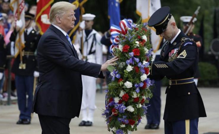 Honra Trump a soldados al conmemorar el Día de los Caídos