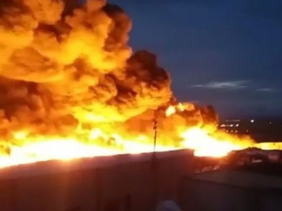 Voraz incendio sorprende en planta recicladora de Chihuahua