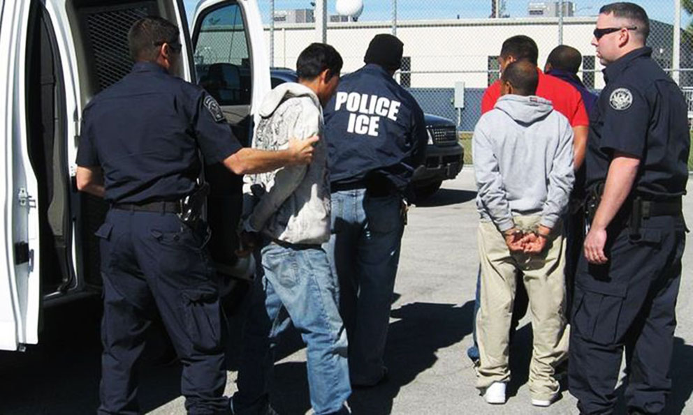 Policía de Texas encuentra a 88 inmigrantes indocumentados en tráiler